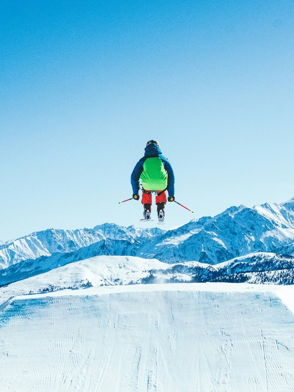 Saut en ski avec la sérénité d’avoir une responsabilité civile – assurance sportive