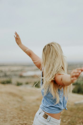 Femme profitant du vent – liberté assurée