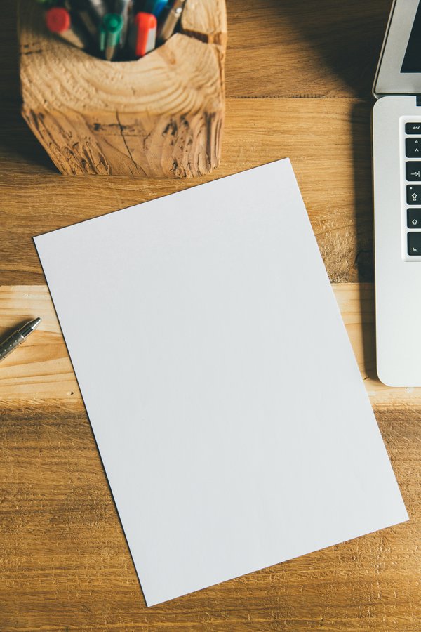 Feuille sur table en bois – organisation et planification financière