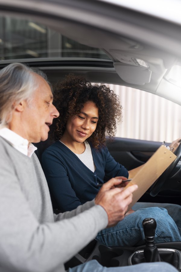 Instructeur auto-école délivrant un certificat de conduite accompagnée – formation sécurisée