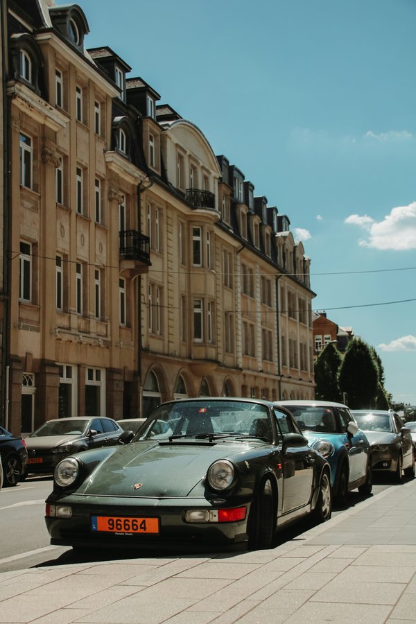[Translate to Deutsch:] Voiture sportive stationnée en ville avec immatriculation luxembourgeoise