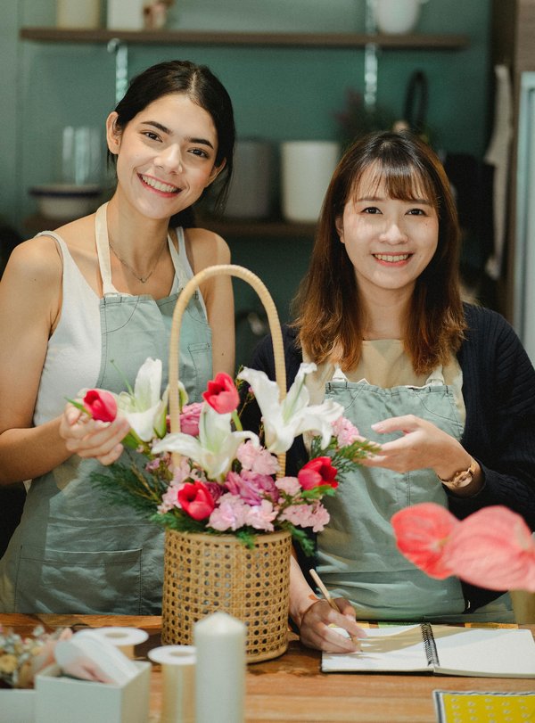 Deux femmes préparant un bouquet – couverture des métiers manuels