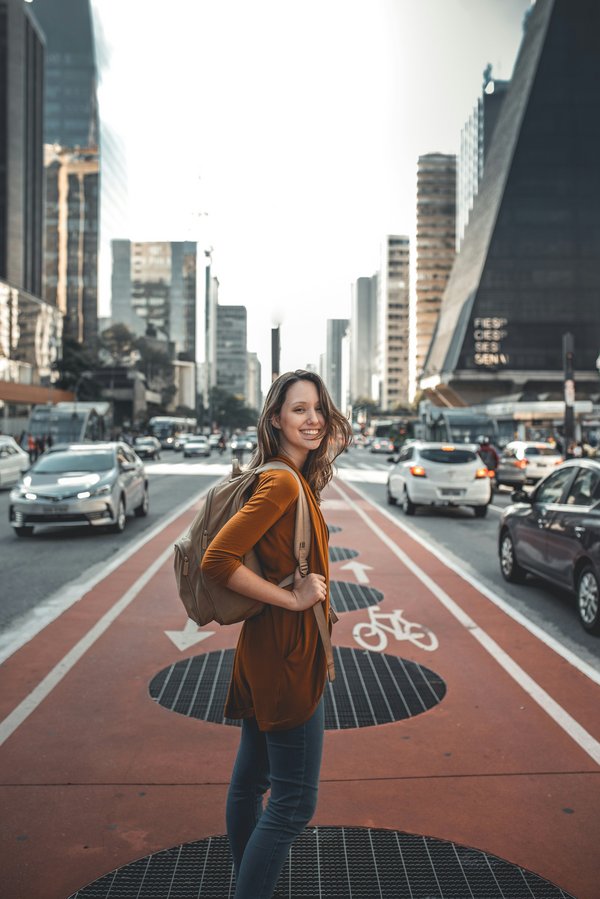 Femme sur une piste cyclable en ville – mobilité urbaine durable