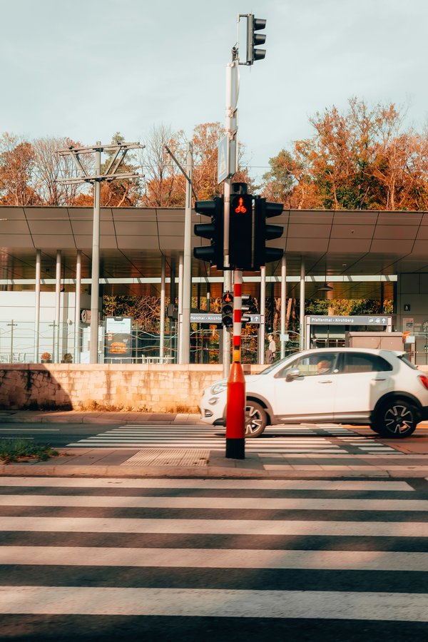 Passage piéton avec feu rouge pour piétons et cyclistes – sécurité urbaine assurée