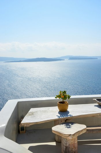 Table en bord de mer avec vue – moments de détente protégés