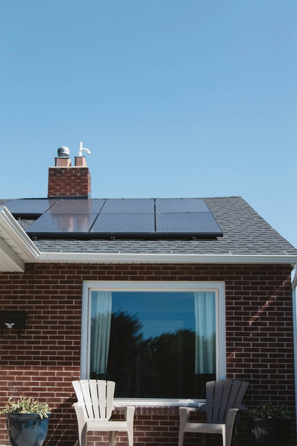 Maison énergie verte avec panneaux solaires – installation assurée au Luxembourg