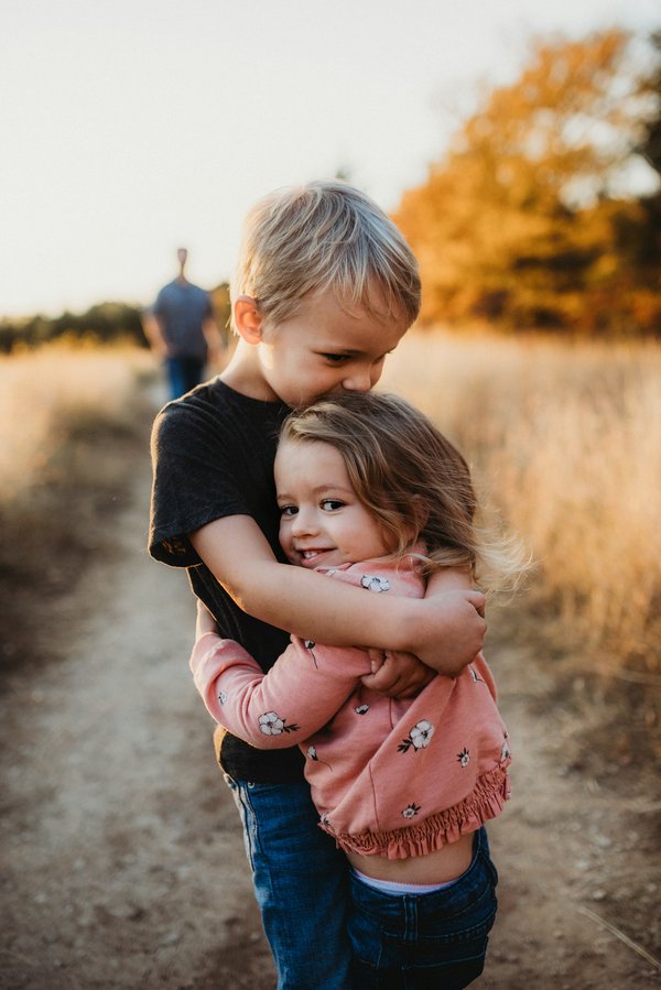 Enfants qui s’enlacent – complicité et protection familiale