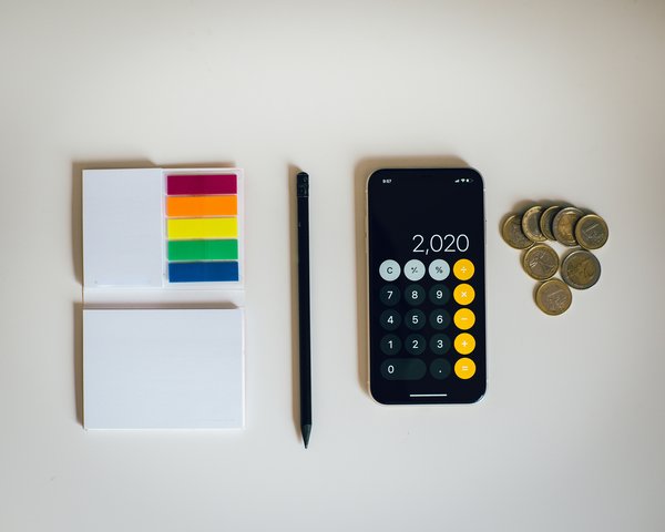 Pièces de monnaie et smartphone – épargne et assurance connectées